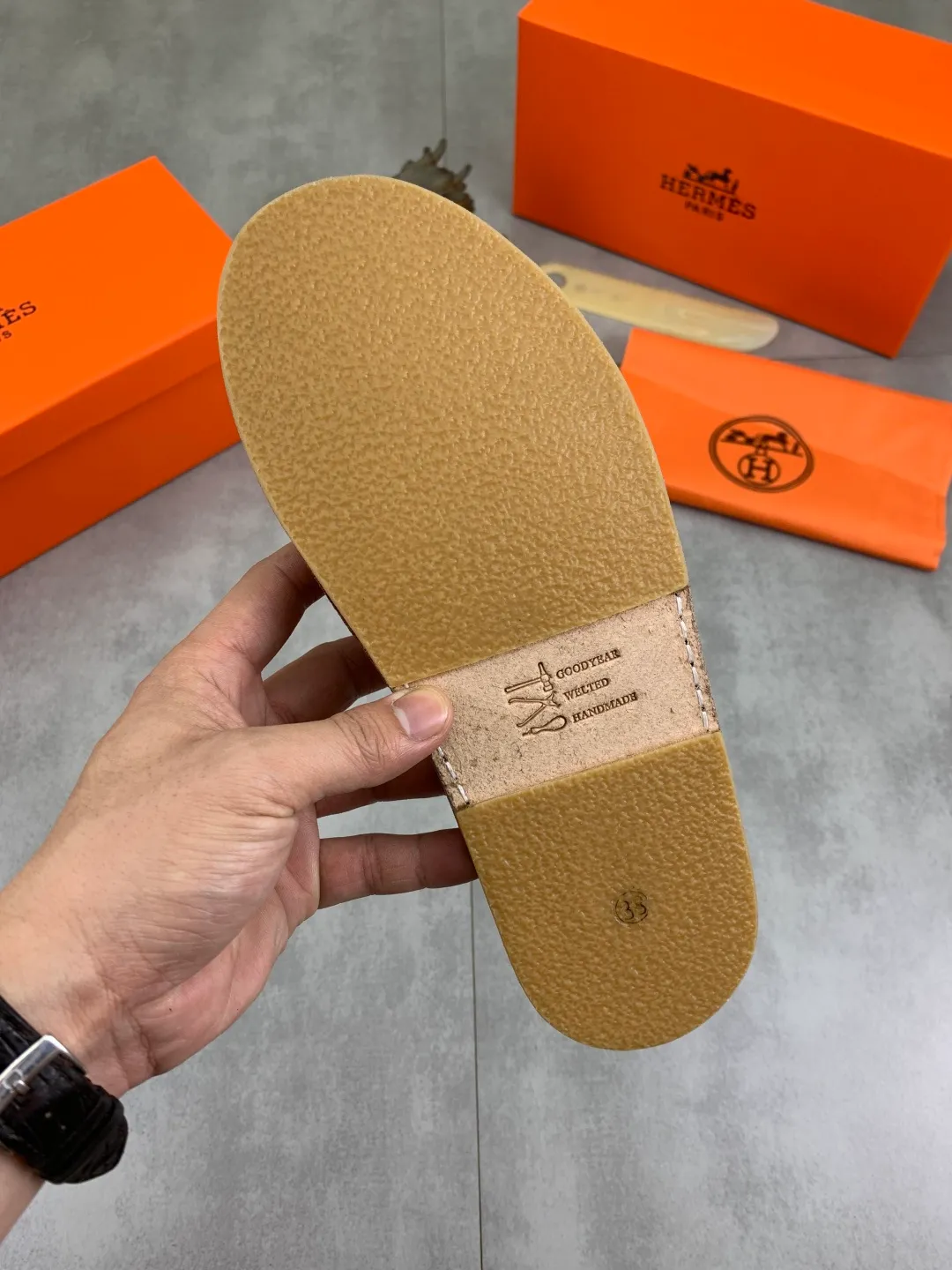 Men's men's shoes 💰P360 new model (genuine leather outsole series) new colors are coming simultaneously on the official website [HERMES] Hermès series: original development, original anatomy display, exclusive outsole [Material] Sole: original genuine leather sole with cow essence film 🌸. Fabric Original calfskin Lining: Imported cowhide, delicate and soft Code number: 38-44